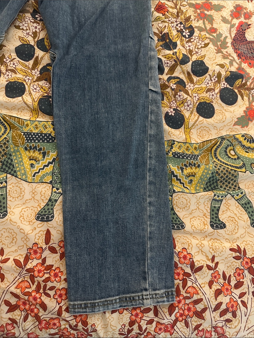Pilcro Medium Wash jeans with loose, upscale rugged feel - Picture 4 of 4